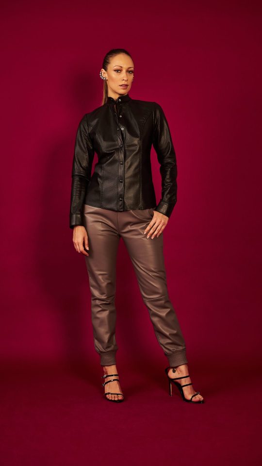 Camisa de Couro Perfurado - Calça jogger de couro