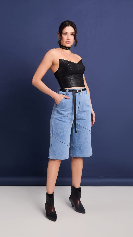 Bustier de Couro e Bermuda Origami Jeans e Cinto Western de Couro Longo